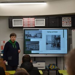 24 березня 2025 р. під час профорієнтаційного заходу в Метрошколі доценти кафедри фундаментальних та суспільно-гуманітарних наук Ганна ХІРІНА та Олег САДОВНІКОВ провели лекцію на тему "НФаУ скрізь століття: віртуальна мандрівка Харковом"